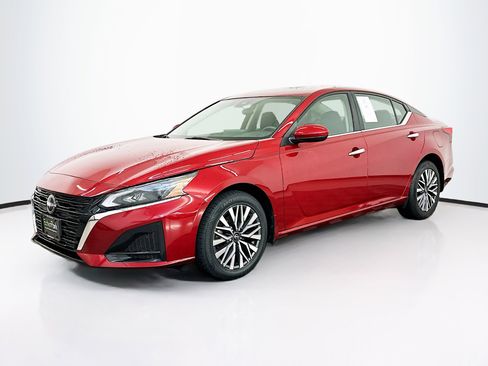 Used 2023 Nissan Altima 2.5 SV w/ SV Premium Package image 3