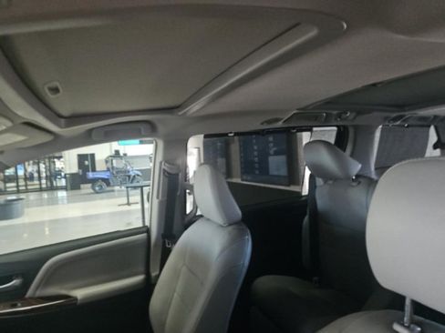 Used 2020 Toyota Sienna Limited FWD image 10