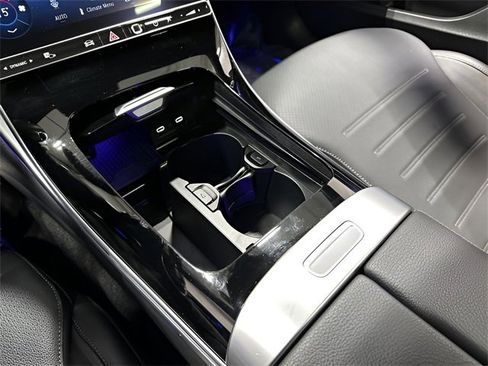 Used 2025 Mercedes-Benz C 300 4MATIC Sedan image 25