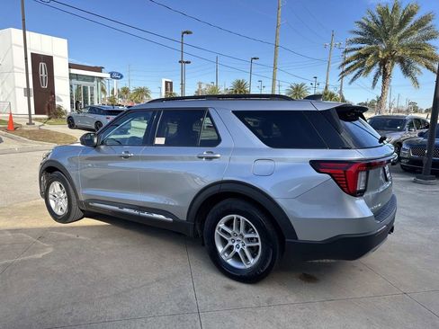 Used 2025 Ford Explorer Active w/ Active Comfort Package image 6
