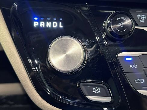 Used 2017 Chrysler Pacifica Limited FWD image 35