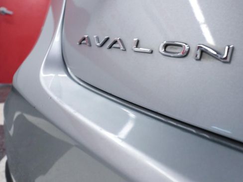 Used 2018 Toyota Avalon XLE Premium FWD image 32