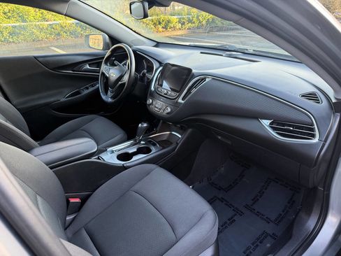 Used 2017 Chevrolet Malibu LT image 13