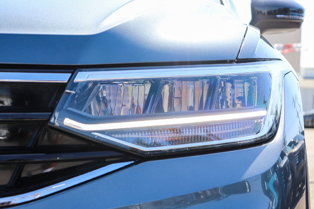 Used 2024 Volkswagen Tiguan SE R-Line FWD image 4