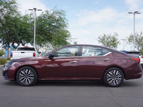Used 2024 Nissan Altima 2.5 SV FWD image 2