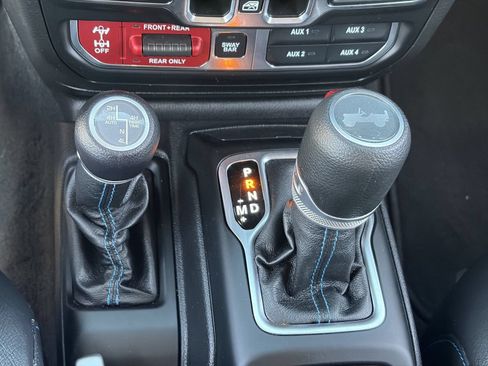 Used 2022 Jeep Wrangler Unlimited Rubicon 4xe AWD/4WD image 31