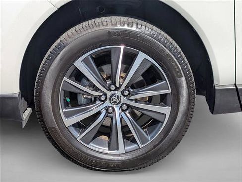 Certified 2021 Toyota Venza LE w/ Carpet Mat Package (TMS) AWD/4WD image 22