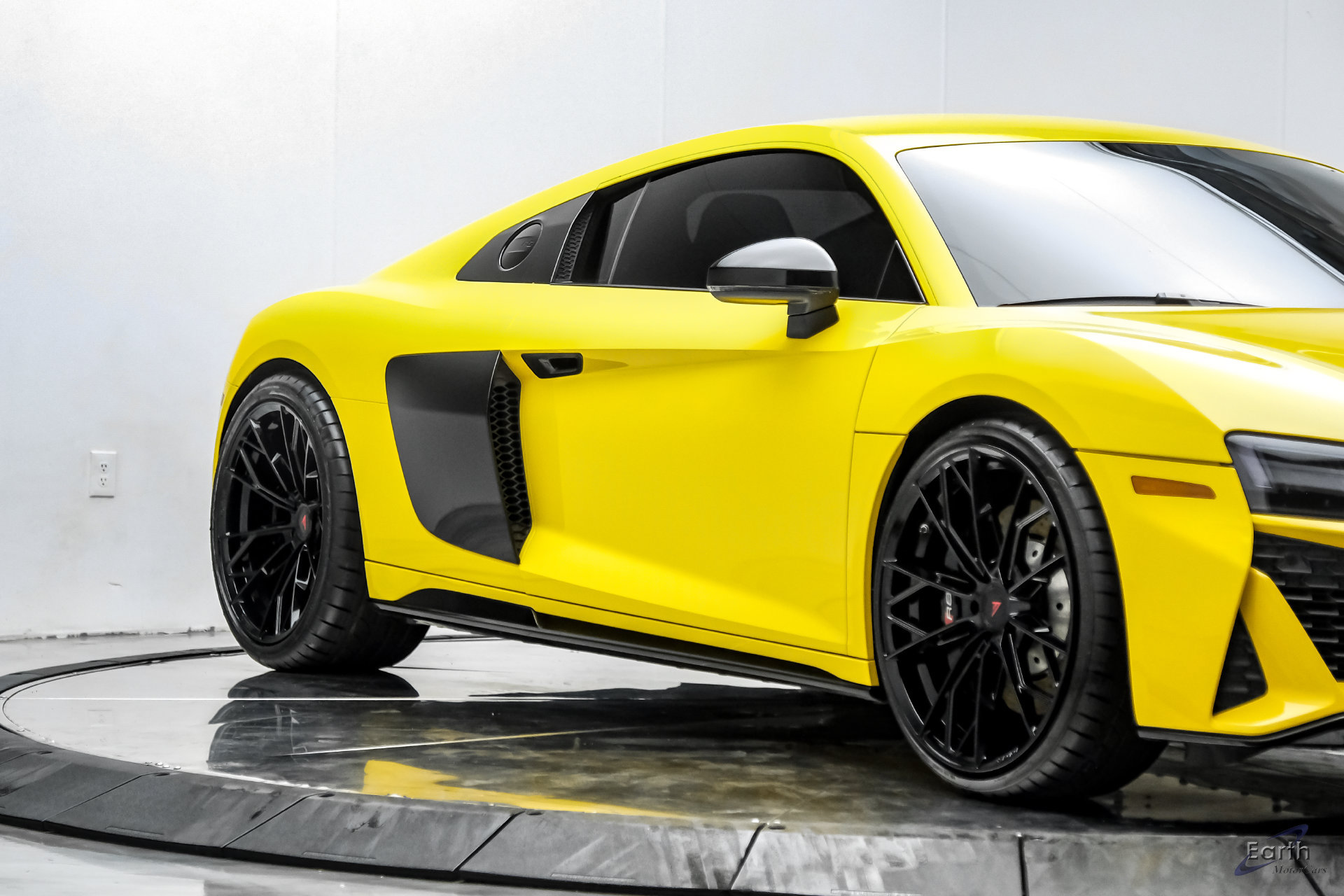 Used 2021 Audi R8 V10 w/ Premium Package RWD image 30