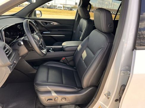Used 2025 Chevrolet Traverse LT image 28