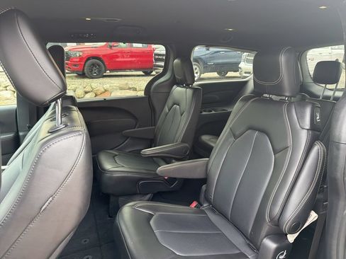 Used 2023 Chrysler Pacifica Touring-L w/ S Appearance Package FWD image 8