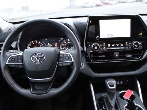 Certified 2023 Toyota Highlander XLE image 10