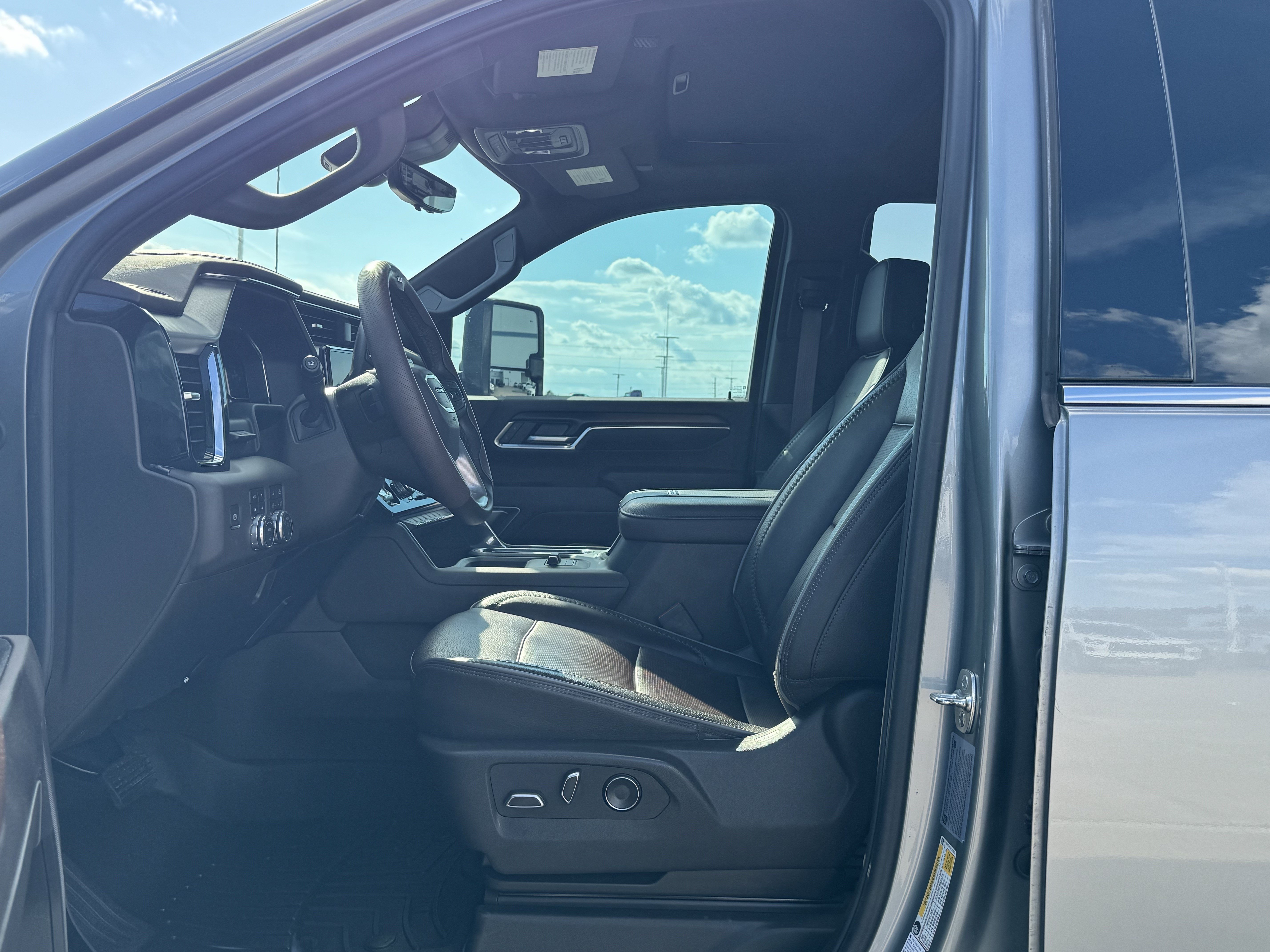 Used 2025 GMC Sierra 2500 Denali w/ Denali Reserve Package AWD/4WD image 17