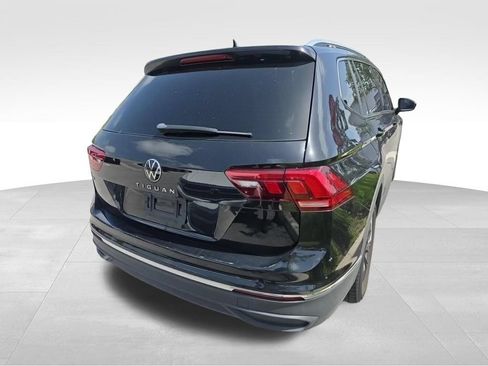 Used 2023 Volkswagen Tiguan SE w/ Panoramic Sunroof Package FWD image 3