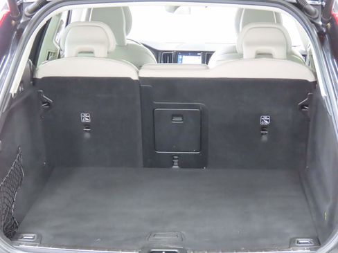 Used 2018 Volvo XC60 T5 Momentum w/ Convenience Package AWD/4WD image 16