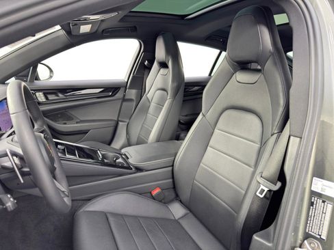 Used 2025 Porsche Panamera w/ Premium Package image 38