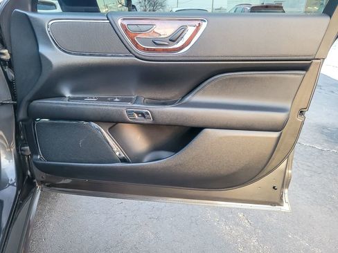 Used 2017 Lincoln Continental Premiere image 19