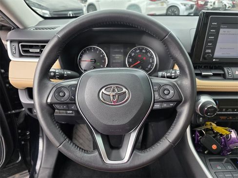 Used 2020 Toyota RAV4 XLE Premium image 16