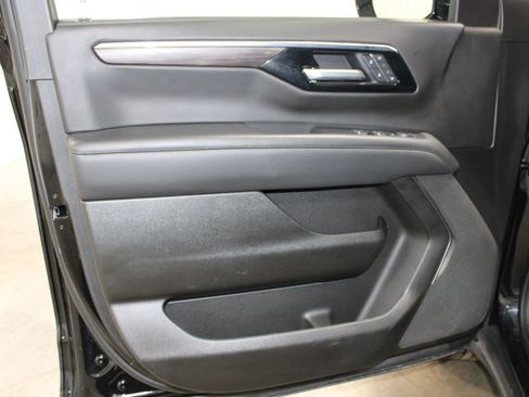 Used 2025 Chevrolet Suburban Z71 image 16