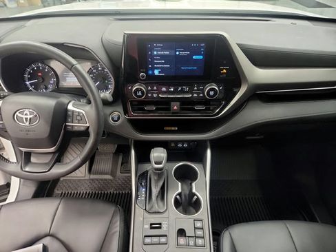 Used 2024 Toyota Highlander XLE AWD/4WD image 41