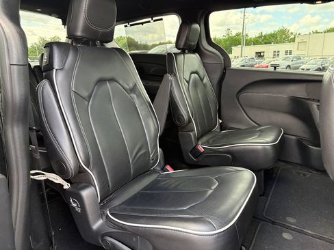 Used 2025 Chrysler Pacifica Limited FWD image 12