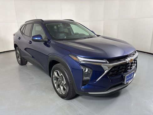 Used 2024 Chevrolet Trax LT image 2