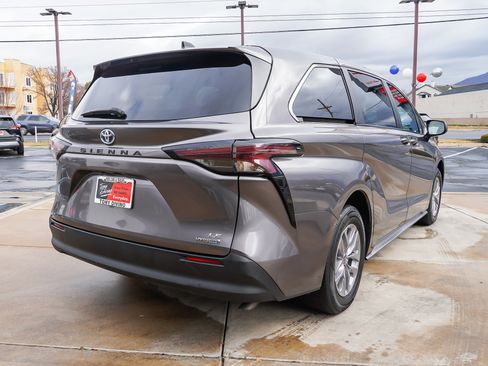 Used 2024 Toyota Sienna LE image 8