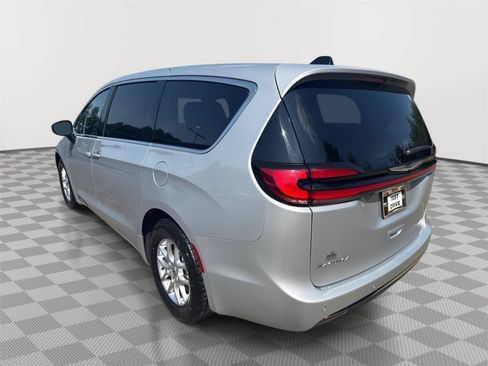 Used 2023 Chrysler Pacifica Touring-L FWD image 8