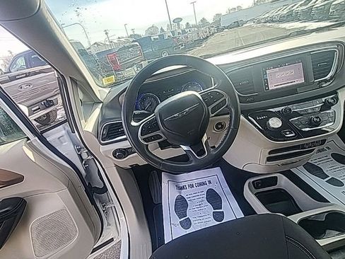 Used 2022 Chrysler Voyager LX image 15