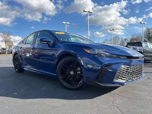 Used 2025 Toyota Camry SE image 3