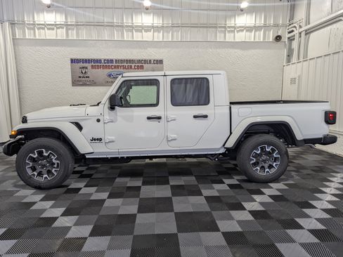 Used 2026 Jeep Gladiator Sport AWD/4WD image 2