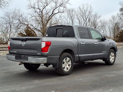 Used 2017 Nissan Titan SV image 5