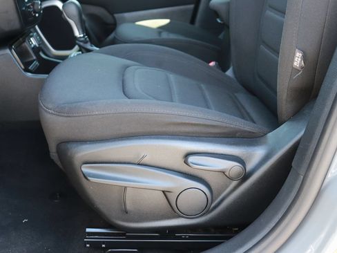 Used 2021 Jeep Renegade Latitude FWD image 10