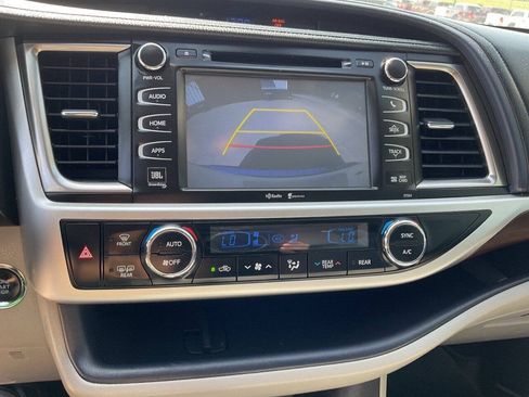 Used 2014 Toyota Highlander Limited w/ Driver Technology Package AWD/4WD image 23