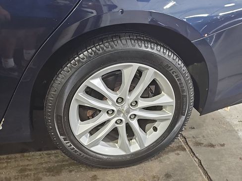 Used 2017 Chevrolet Malibu LT FWD image 37