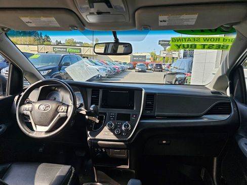 Used 2017 Toyota Sienna SE image 13