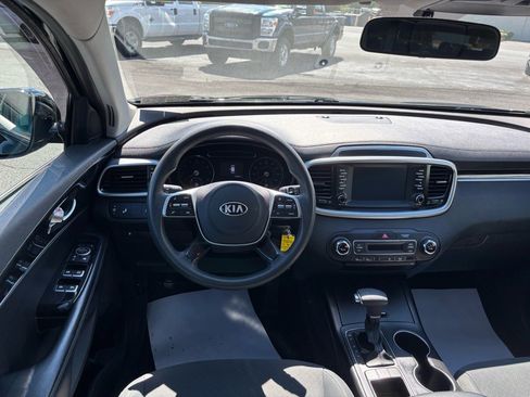 Used 2019 Kia Sorento LX image 11