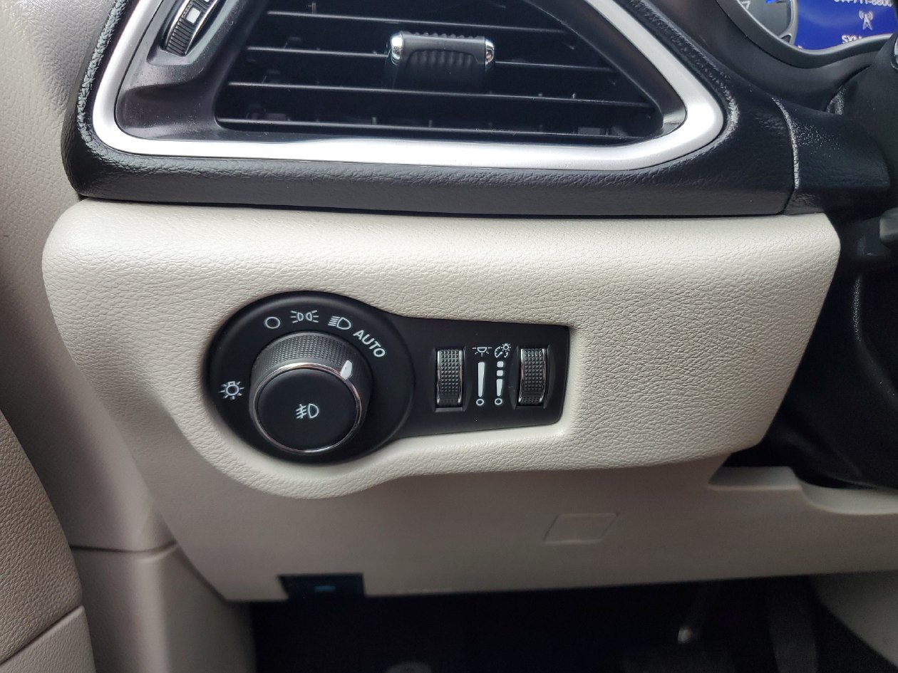 Used 2024 Chrysler Pacifica Touring-L FWD image 28