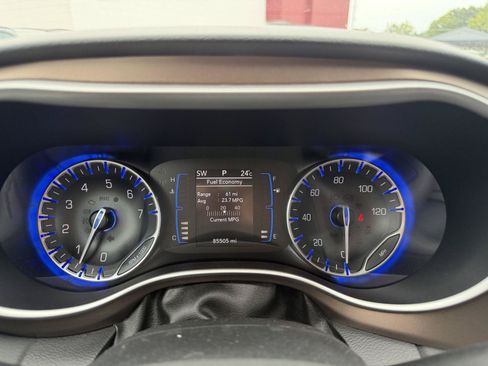 Used 2017 Chrysler Pacifica Touring-L w/ Tire & Wheel Group FWD image 16