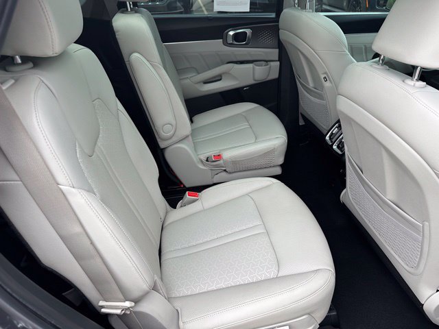 Used 2023 Kia Sorento EX w/ Panoramic Sunroof Package FWD image 11