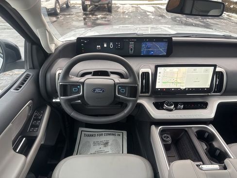 Used 2025 Ford Expedition Active image 16