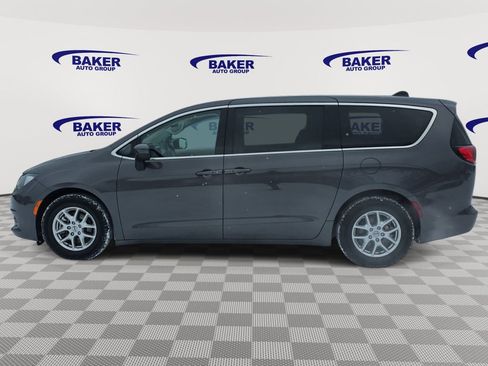 Used 2023 Chrysler Voyager LX image 6