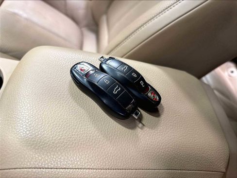 Used 2021 Porsche Macan AWD/4WD image 37