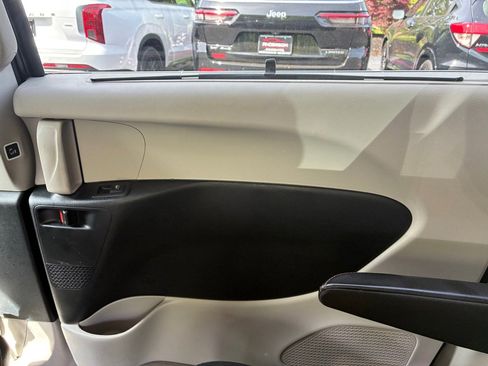 Used 2020 Chrysler Pacifica Touring FWD image 36