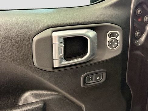 Used 2022 Jeep Wrangler Unlimited Rubicon w/ Cold Weather Group AWD/4WD image 17