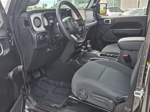 Used 2024 Jeep Gladiator Sport AWD/4WD image 9