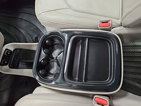 Used 2017 Chrysler Pacifica Touring-L w/ Tire & Wheel Group image 22