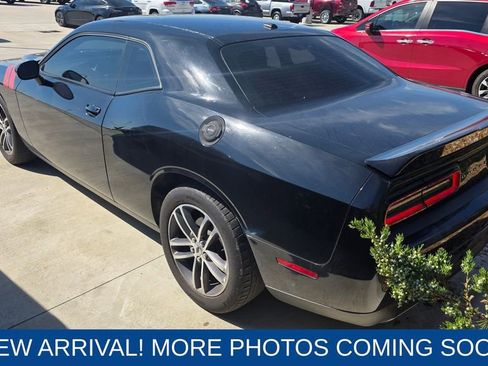 Used 2019 Dodge Challenger SXT image 2