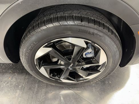 Certified 2025 Kia Sorento EX image 14