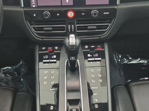 Certified 2022 Porsche Macan AWD/4WD image 13