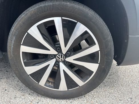 Used 2023 Volkswagen Taos SE w/ Panoramic Sunroof Package image 18